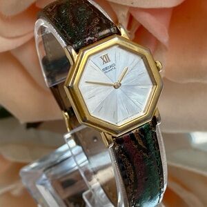 Vintage Seiko Octagon Case Mother of Pearl Dial Ladies Gold-Tone Dress Watch